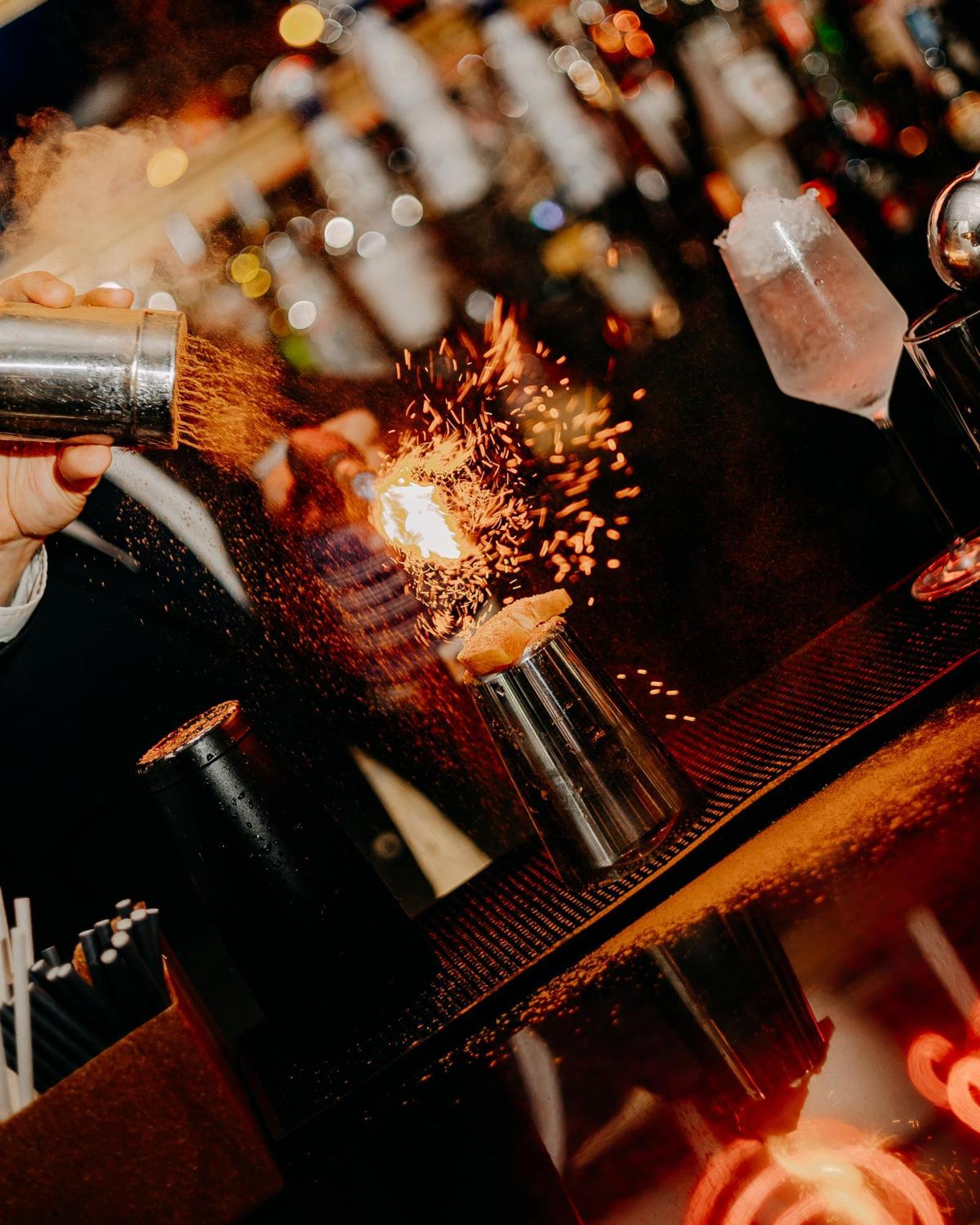 138 Liberdade Hotel Lisboa Екстериор снимка A bartender using a cocktail gun to make a flaming shot